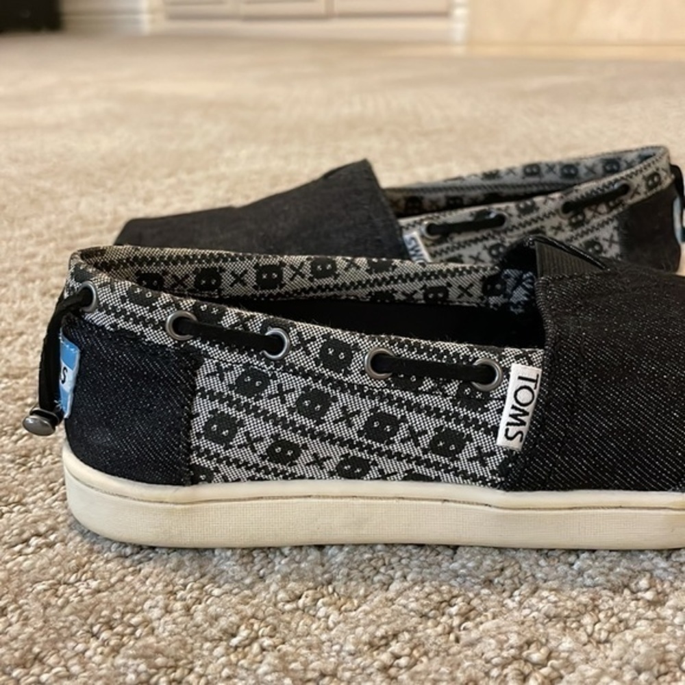 Toms Kids Skull and Crossbones Loafer Shoes - Picture 2 of 9